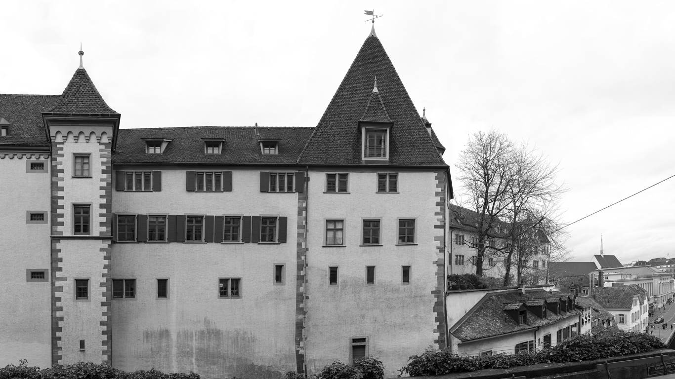 Der Lohnhof-Eckturm mit geziegeltem Giebeldach, in der Biegung des Kohlebergs.