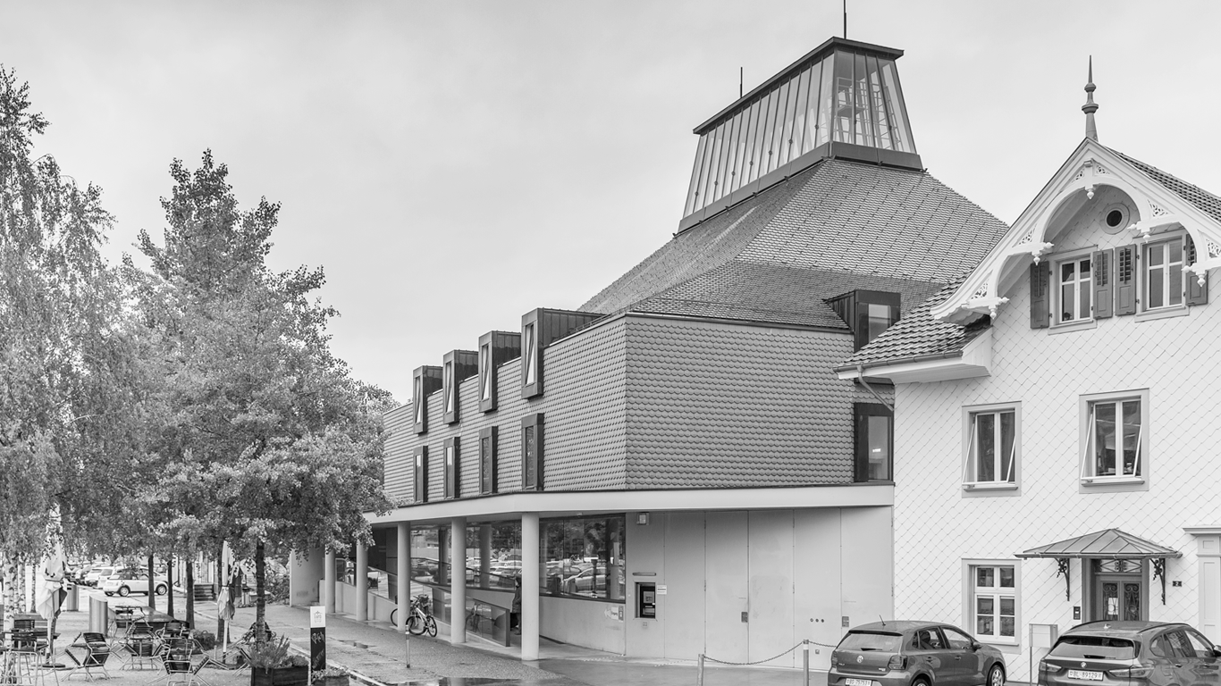 Das Gebäude der Kantonsbibliothek Baselland in Liestal und der Vorplatz mit Sitzplätzen.